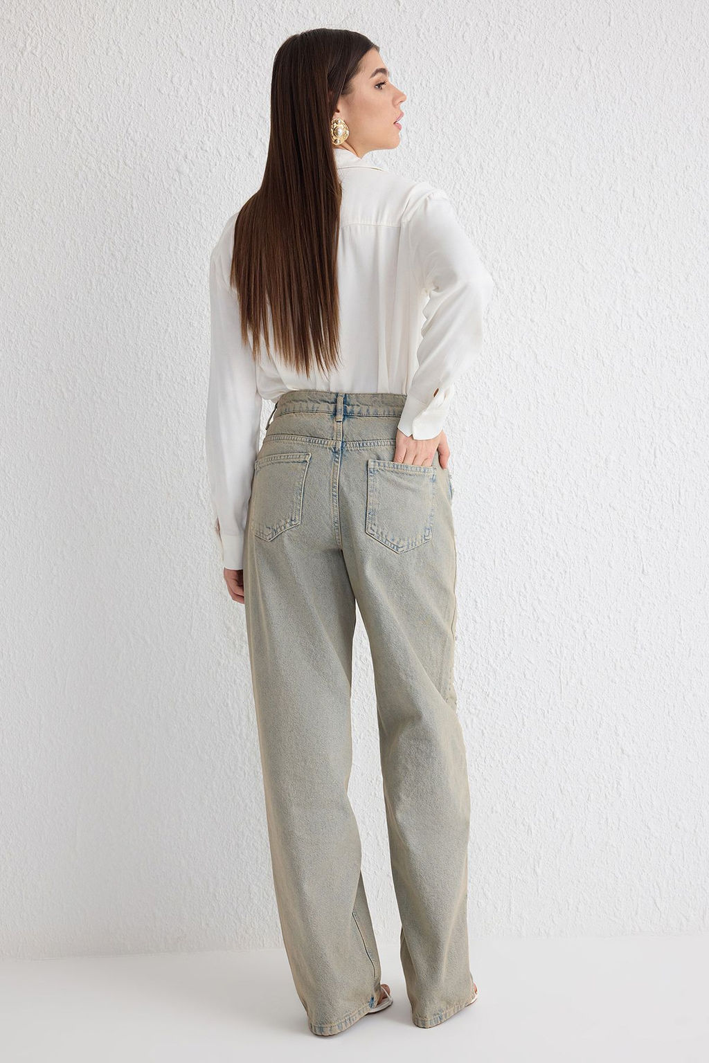 TRENDYOLMILLA Mavi Inci Detayl? Tasl? Normal Bel Barrel Skater Jeans TWOSS25JE00028