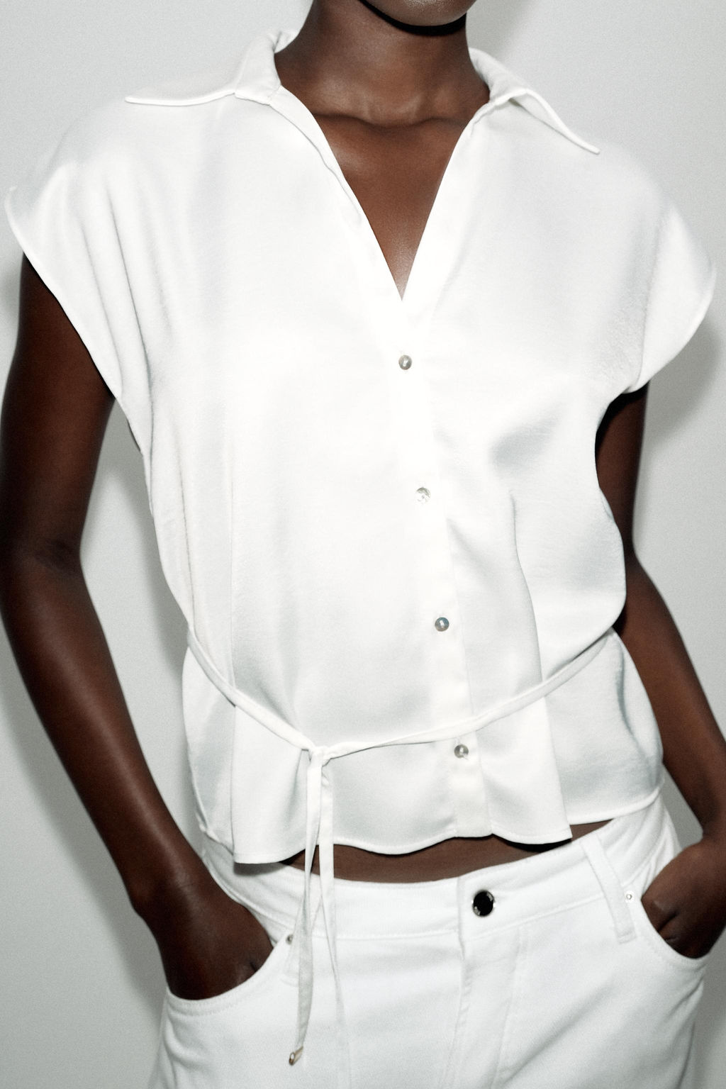 CAMISA SATINADA MANGA CORTA CINTUR?N / Blanco