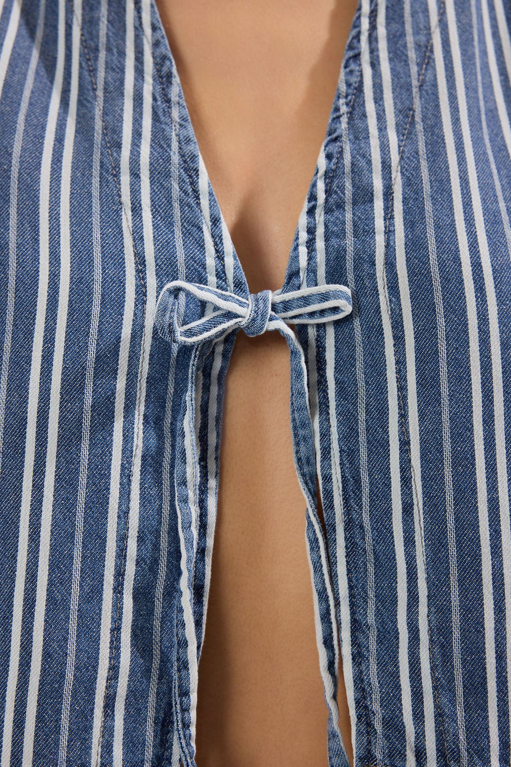 Trendyolmilla Mavi Cizgili Baglama Detayl? Denim Yelek TWOSS25YE00115  фото 3