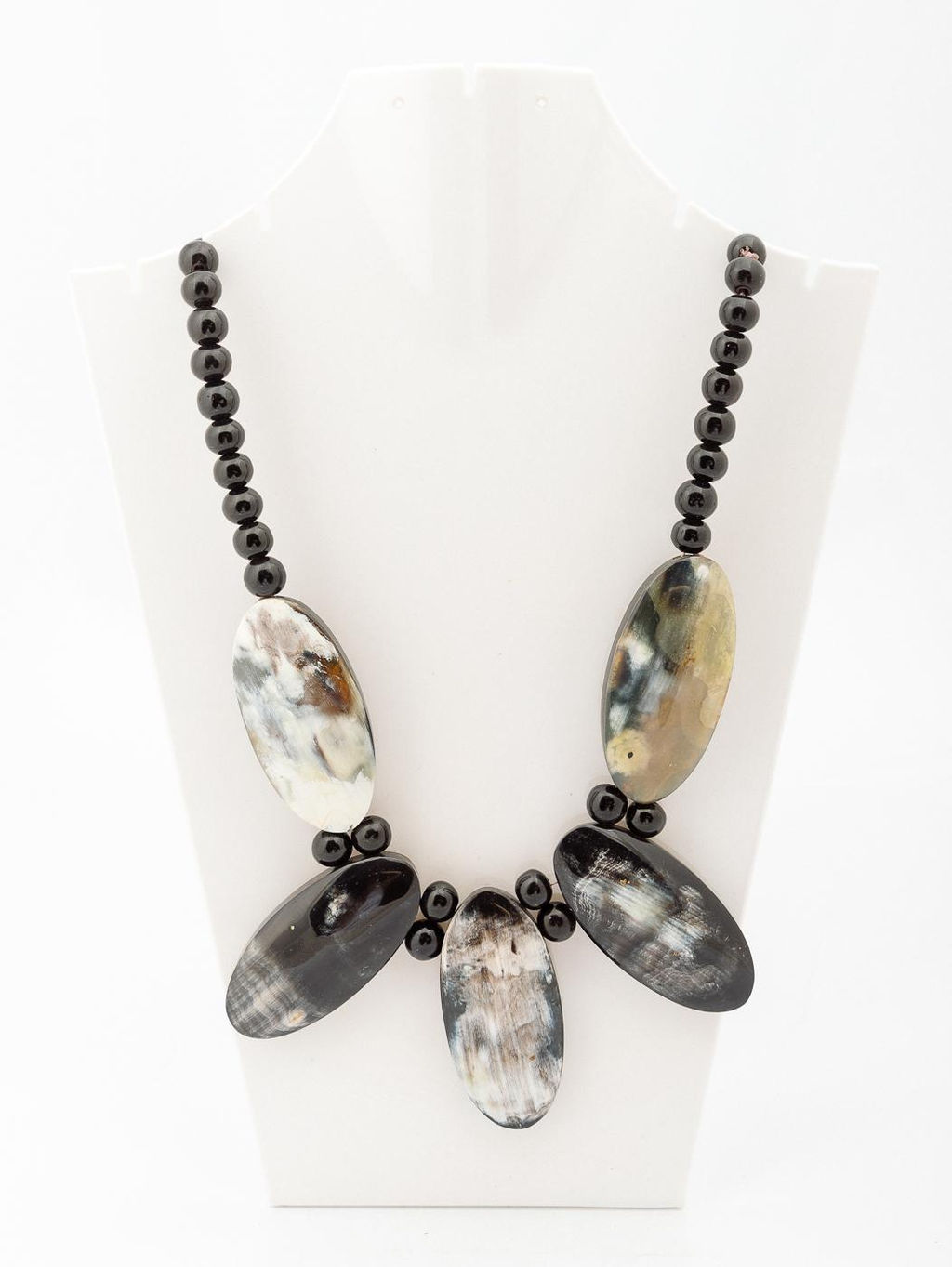 Украшение бусы из рога № Р-028