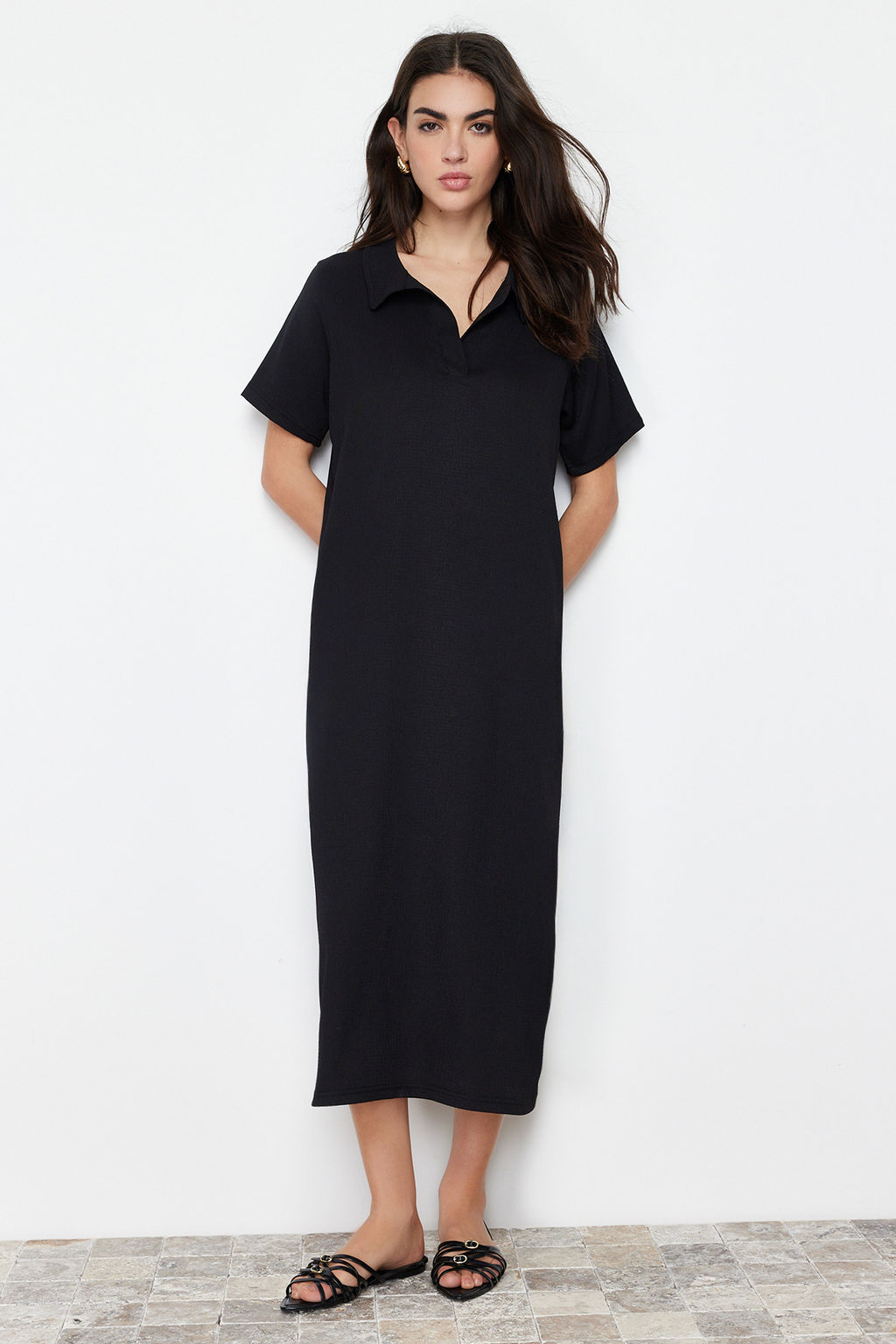 Siyah Polo Yaka K?sa Kol Midi Burumcuk/Dokulu Orme Elbise TWOSS24EL00478