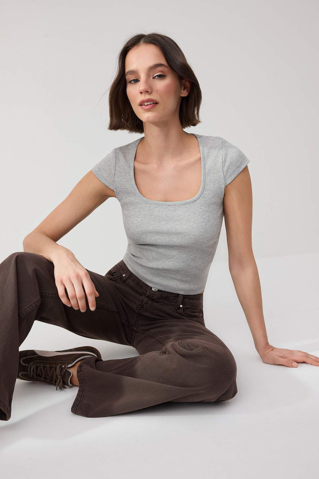 Siyah Fitted Kare Yaka K?sa Kollu Crop Fitilli Esnek Orme Bluz TWOSS26BZ00155 - Trendyolmilla фото 15