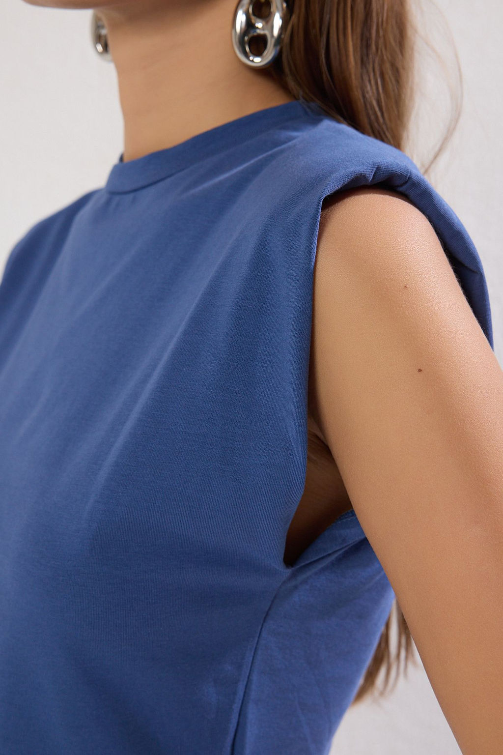 Trendyolmilla Siyah Vatkal? Fitted/Vucuda Oturan Bisiklet Yaka Crop Esnek Orme Bluz TWOSS23BZ00251  фото 10