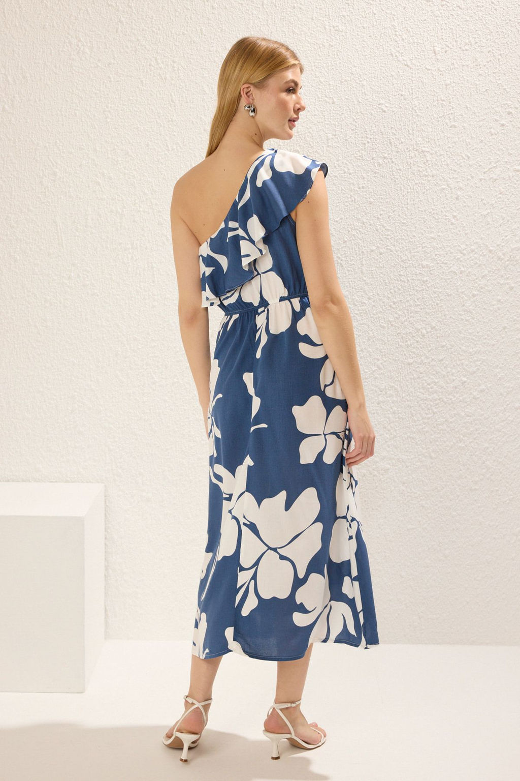 TRENDYOLMILLA Indigo Cicekli Etegi Belden Ac?lan Asimetrik Yaka Midi Dokuma Elbise TWOSS25EL00283 фото 9