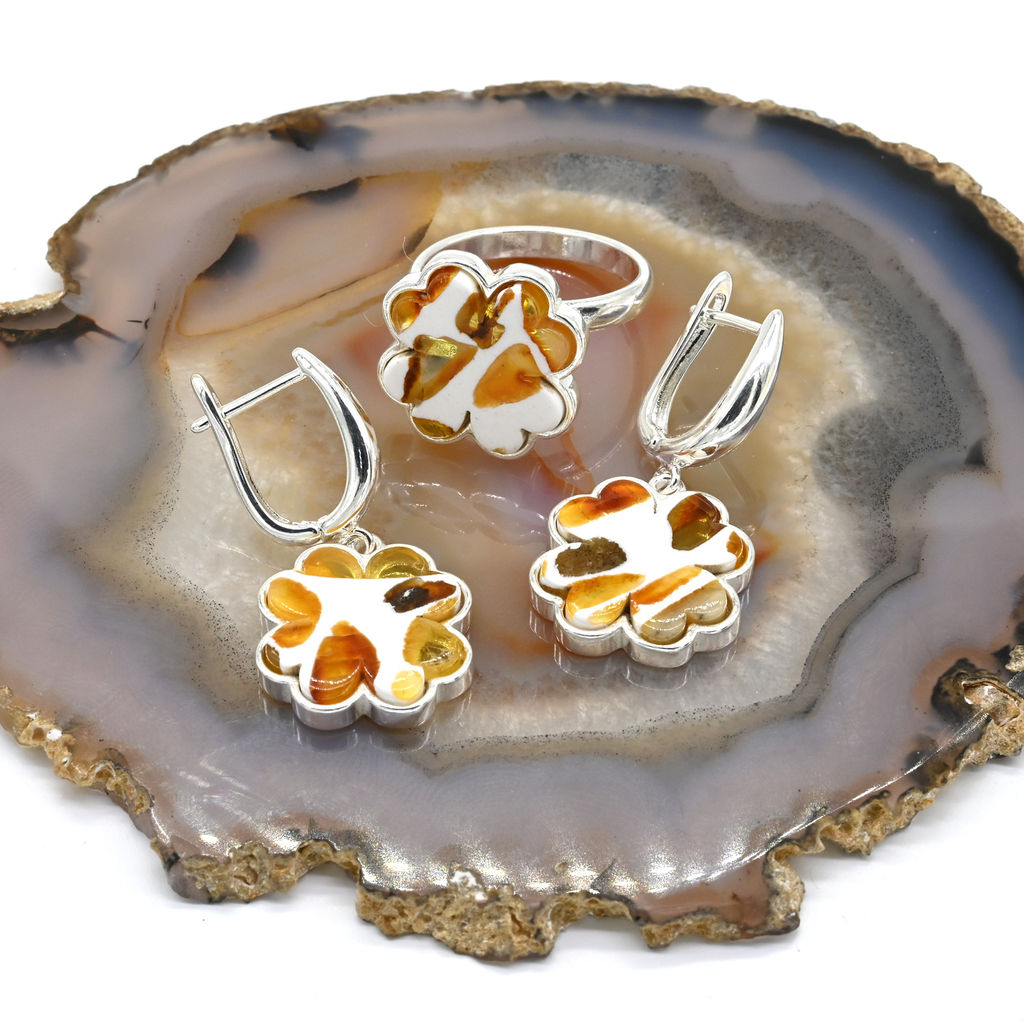 Набор Клевер 17*17мм с янтарём мозаика в посеребрении цв.молочный, 6,1г