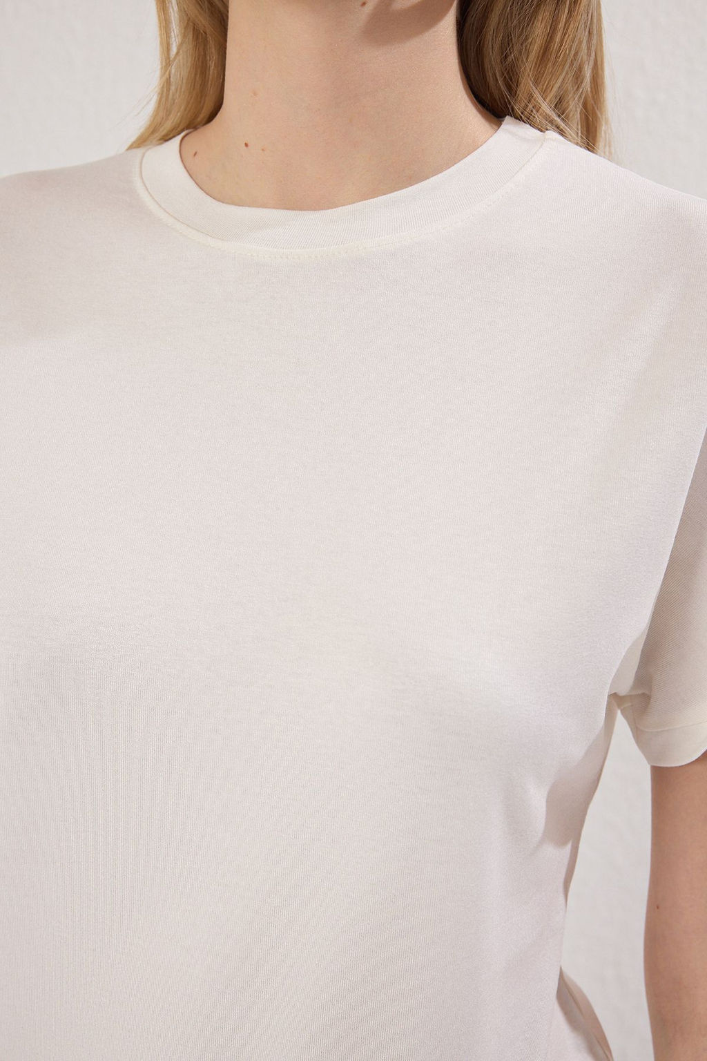 TRENDYOLMILLA Siyah Viskon Icerikli Regular/Normal Kesim Bisiklet Yaka Orme T-Shirt TWOSS25TS00167  фото 3