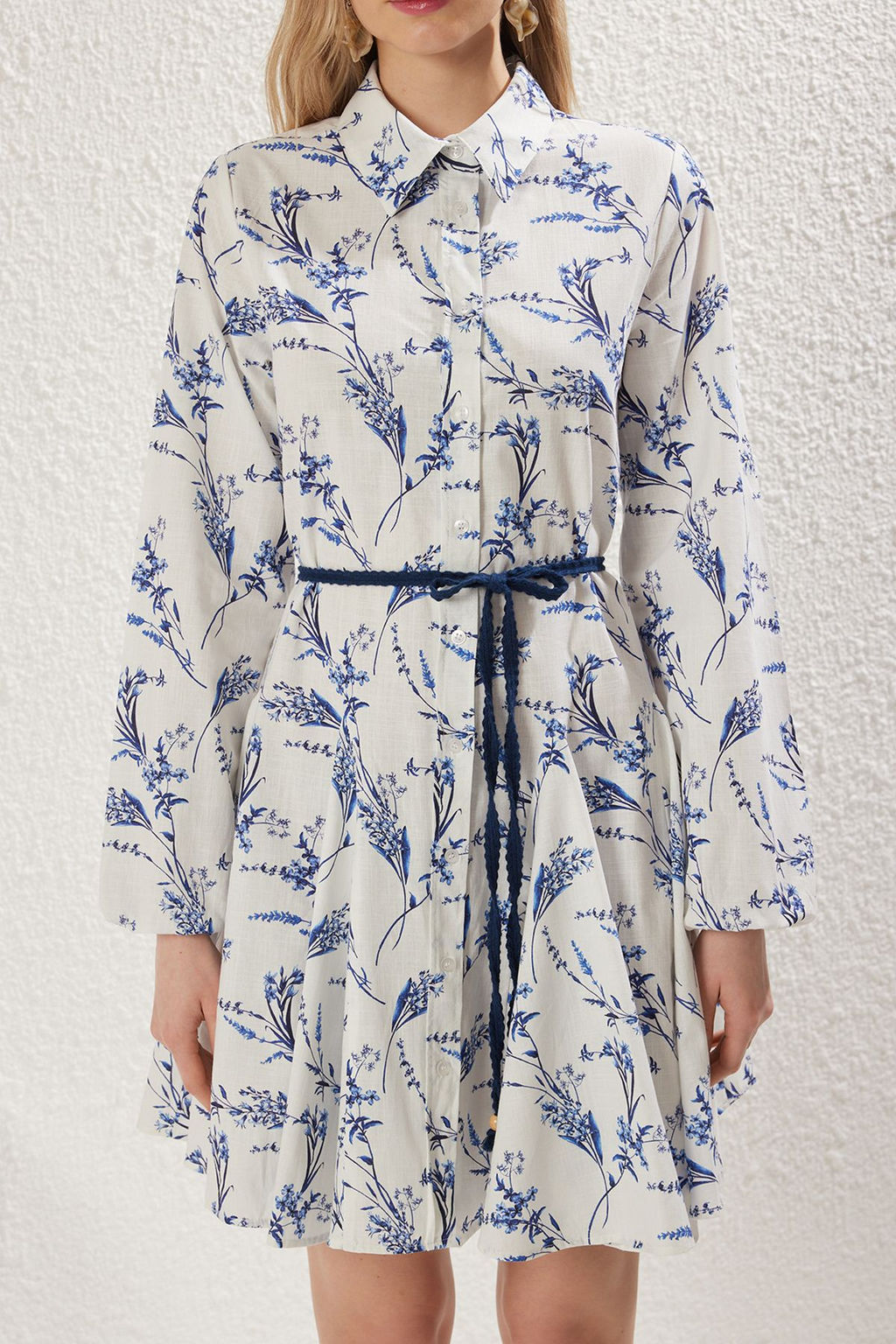 TRENDYOLMILLA Ekru Cicekli Etegi Belden Ac?lan Mini %100 Pamuk Dokuma Elbise TWOSS25EL00197 фото 3