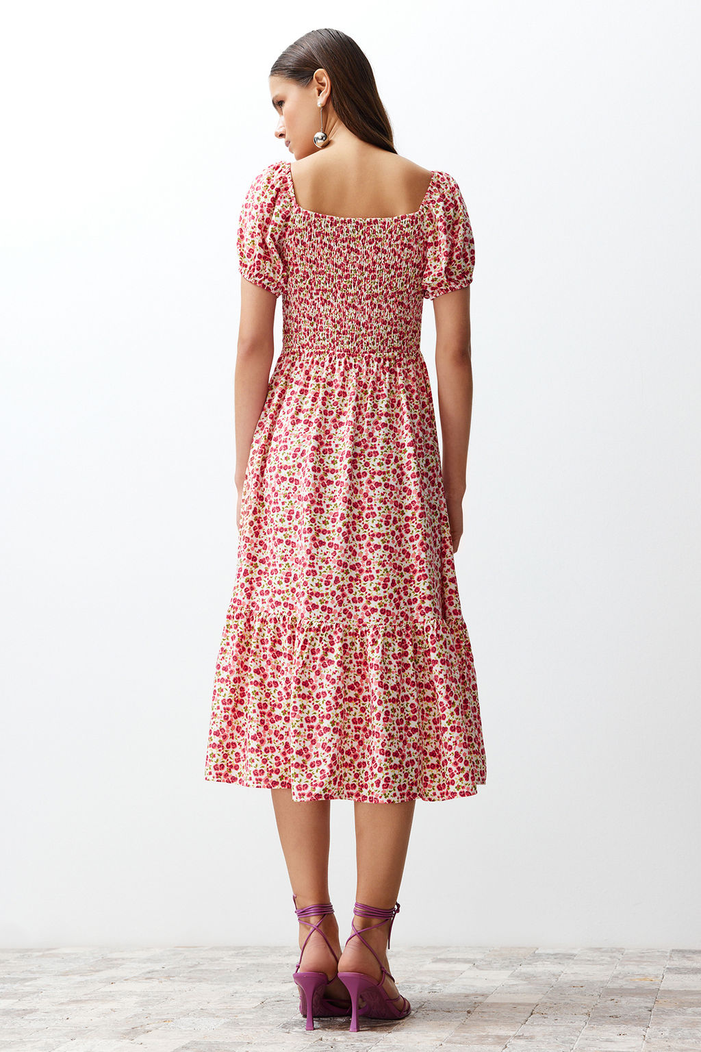 TRENDYOLMILLA Pembe Cicekli Belden Ac?lan Viskon Gipeli Midi Dokuma Elbise TWOSS24EL00523 фото 6