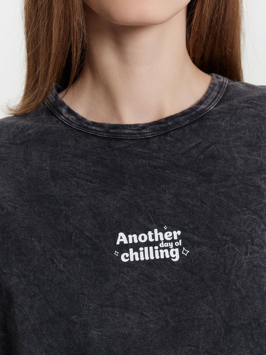 Футболка женская с принтом и надписью another day of chilling - Mark formelle фото 5