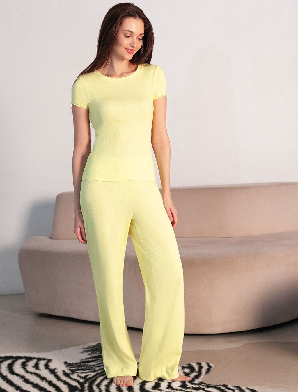 Прямые брюки с поясом на резинке из фактурного трикотажа в рубчик - Vilatte фото 7