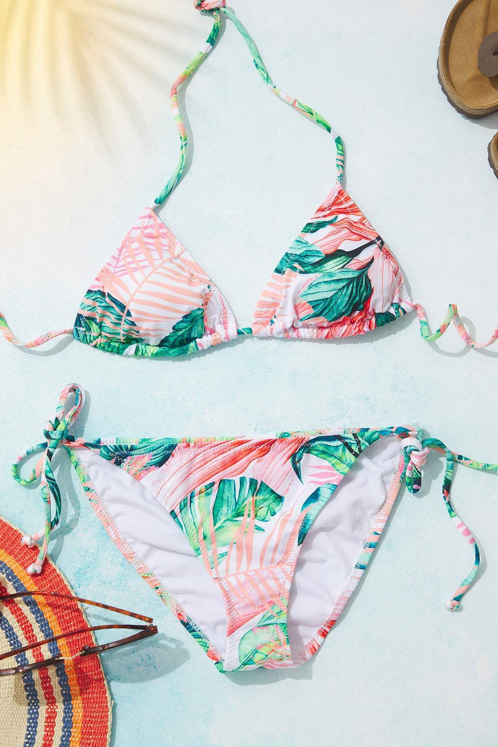 Trendyolmilla Tropikal Desenli Ucgen Regular Bikini Tak?m? TBESS25BT00148