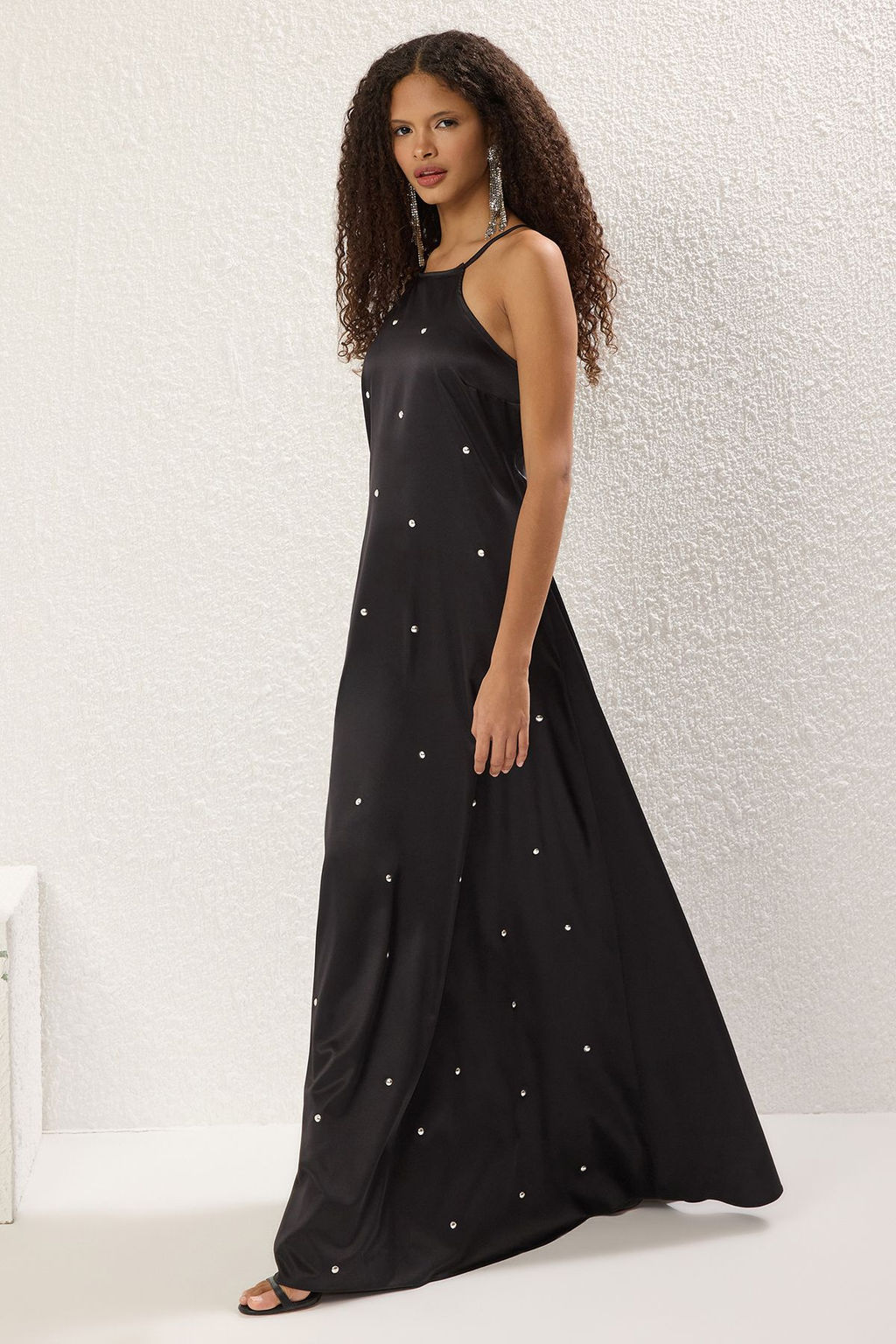 TRENDYOLMILLA Siyah Aksesuar Detayl? Saten Dokuma Uzun S?k Abiye & Mezuniyet Elbise TPRSS25AE00158
