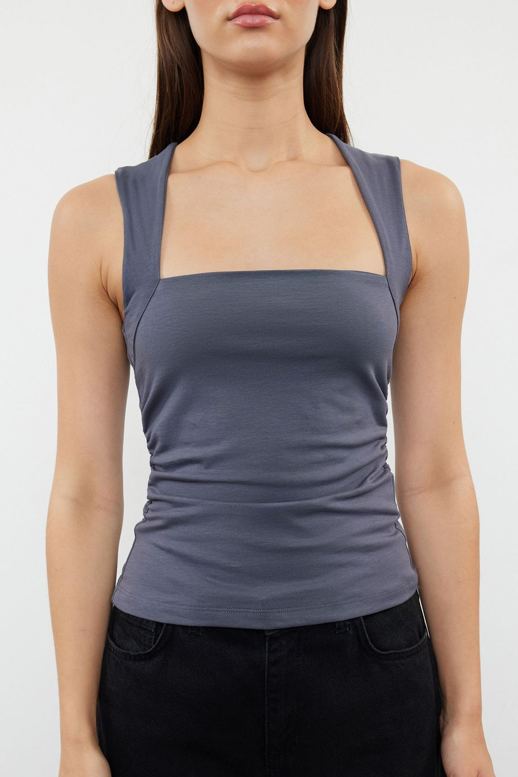 Gri Duz Kare Yaka Ask?l? Buzgulu Fitted/Vucuda Oturan Esnek Orme Bluz TWOSS24BZ00400