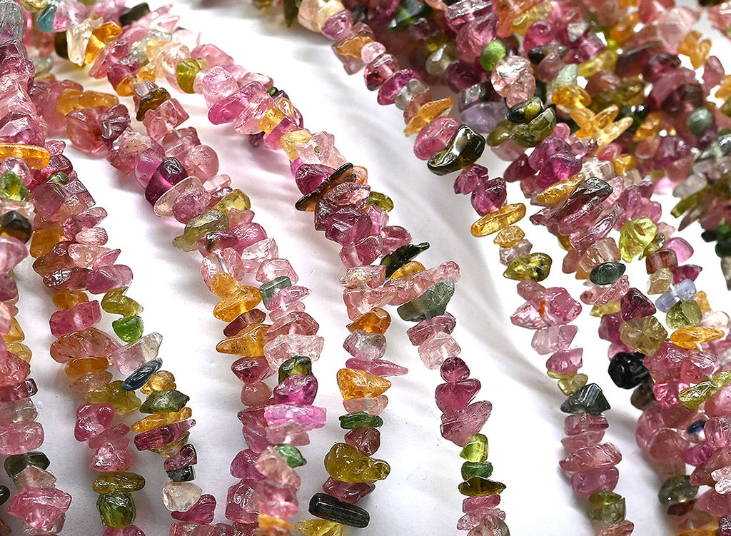 Бусины из турмалина крошка 3*1,5мм, 41см, 245 бусин Радуга камня