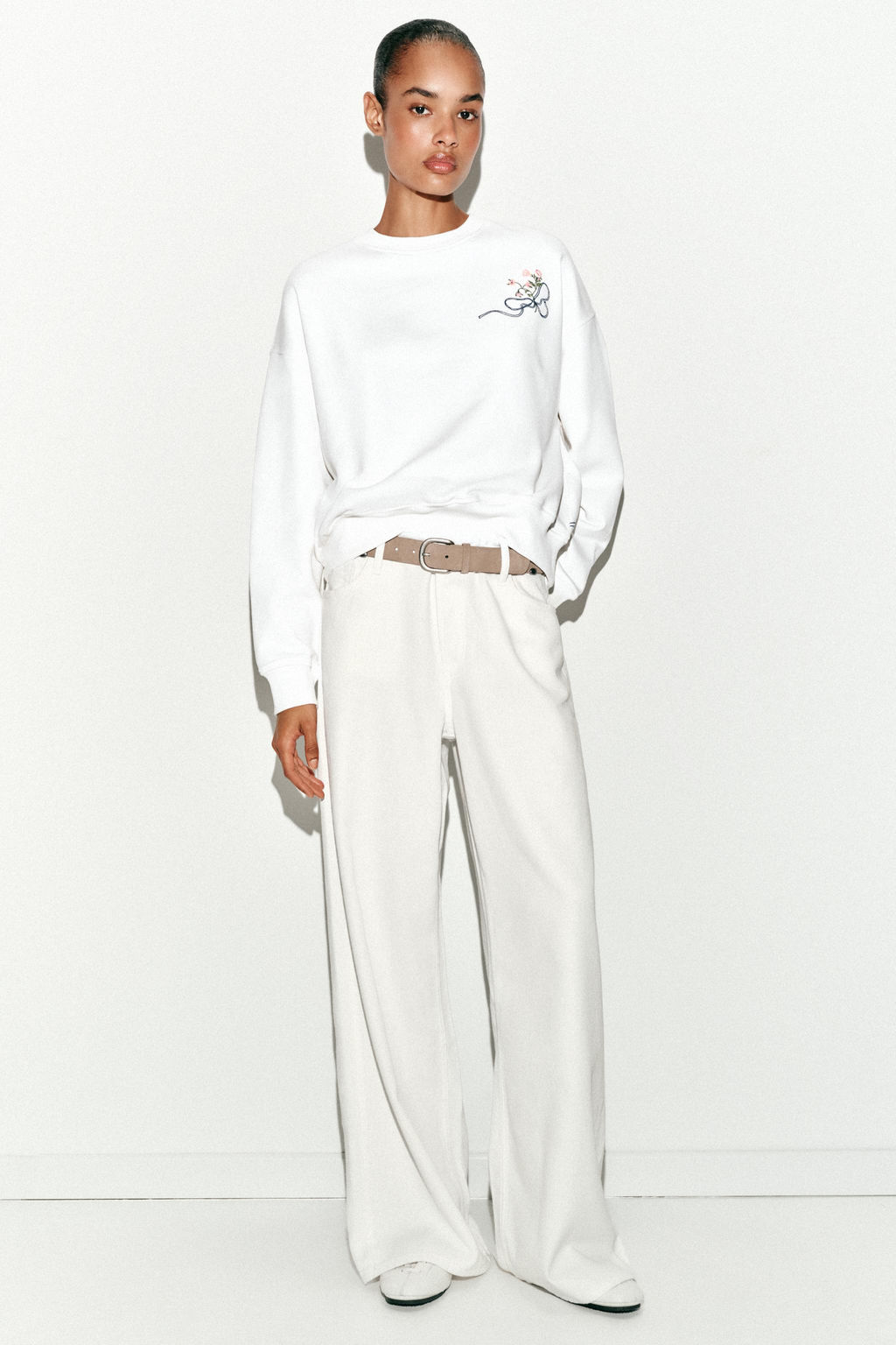 SUDADERA BORDADO FLORES / Blanco - Zara фото 4