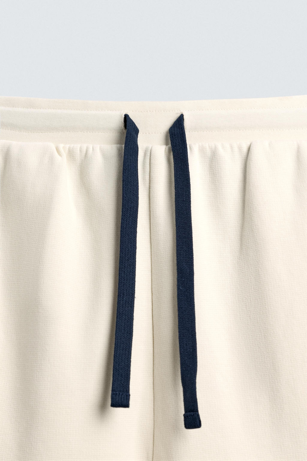BERMUDA JOGGER BANDAS CONTRASTE / Blanco roto