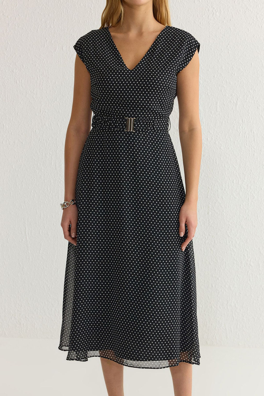 Siyah Kemerli Puantiye Desenli A Kesim Midi Astarl? Sifon Dokuma Elbise TWOSS25EL00135