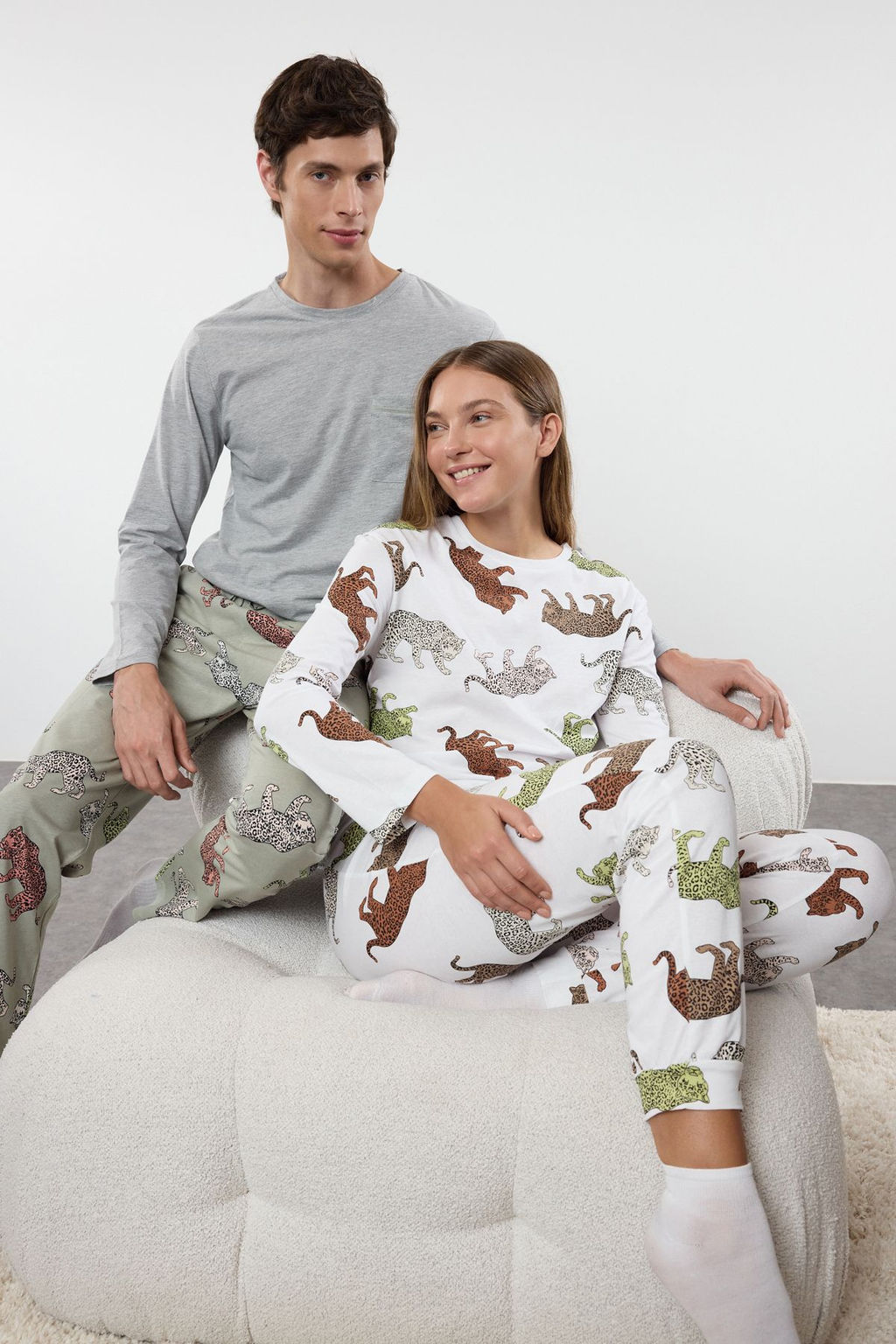 TRENDYOL MAN Gri Regular Fit Kaplan Desenli Couple/Cift Orme Pijama Tak?m? TMNAW25PT00051