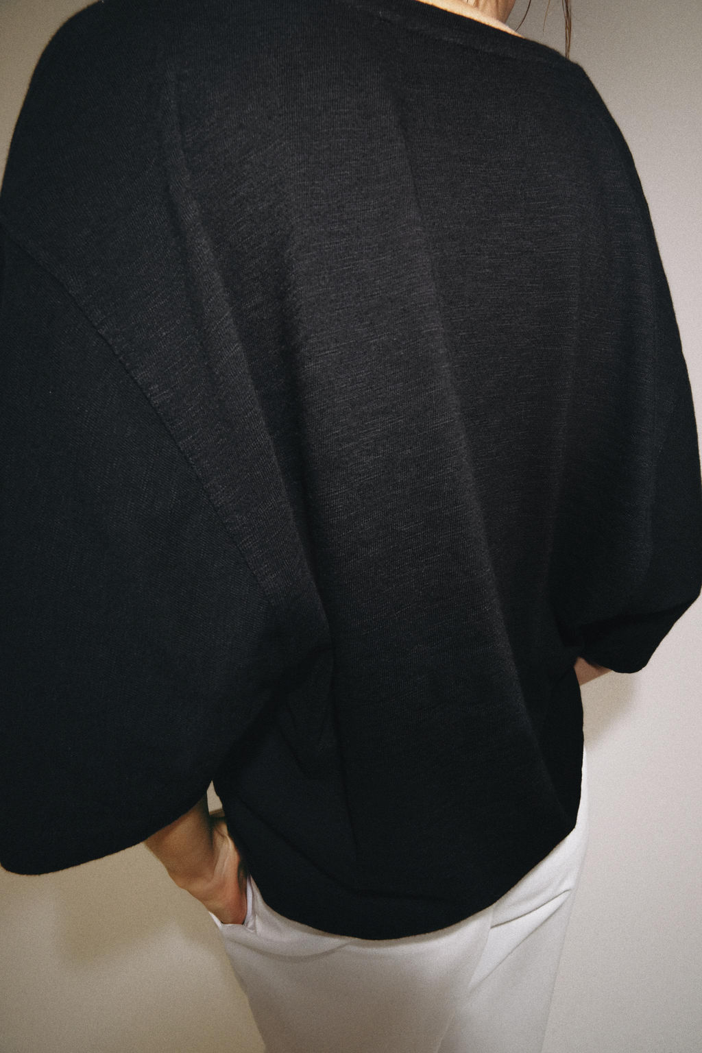 CAMISETA ESCOTE PICO / Negro - Zara фото 3