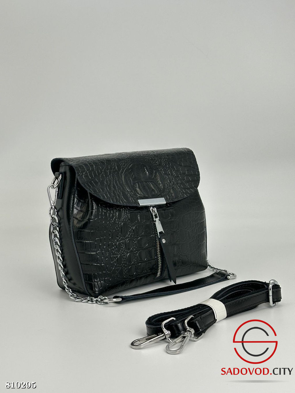 Сумка с кожаным материалом, дополненная ремнем в комплекте