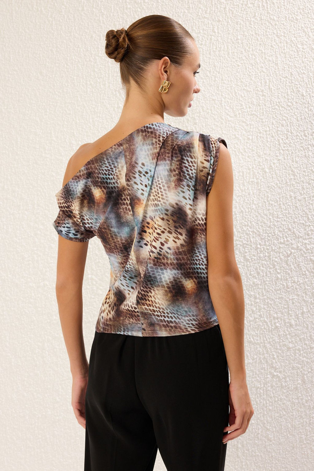 Trendyolmilla Kahverengi Regular/Normal Kal?p Asimetrik Yaka S?f?r Kol C?tc?tl? Esnek Orme Bluz TWOSS24BZ00396  фото 37