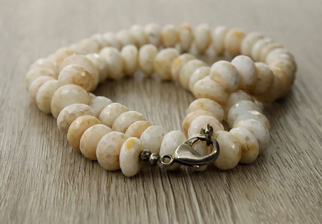 Опал розовый "Мекка", приплюснутые круглые гранёные бусины 10мм, бусы длиной 47см