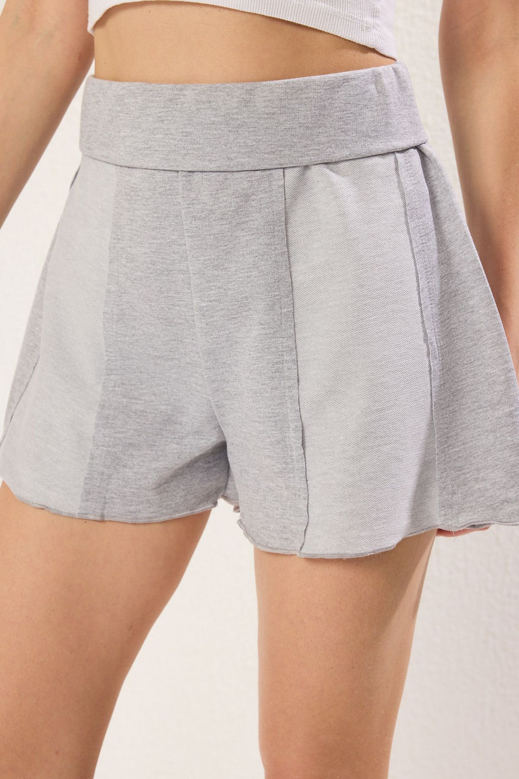 TRENDYOLMILLA Gri Bel Detayl? Relaxed/Rahat Kal?p K?sa Esnek Orme Sort & Bermuda TWOSS25SR00014  фото 4