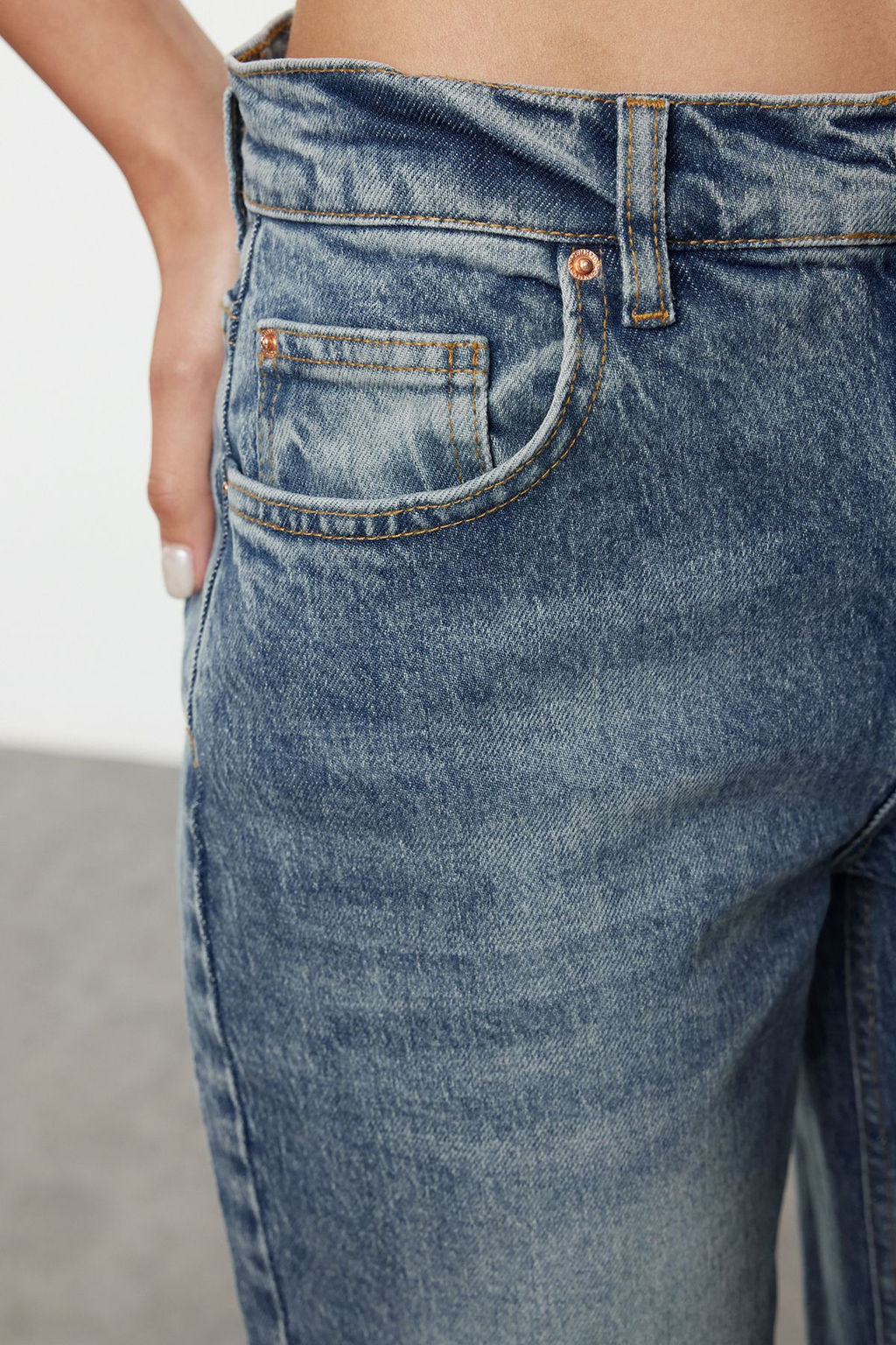 TRENDYOLMILLA Mavi More Sustainable Soluk Efekt Vintage Normal Bel Straight Jeans TWOAW25JE00076  фото 4