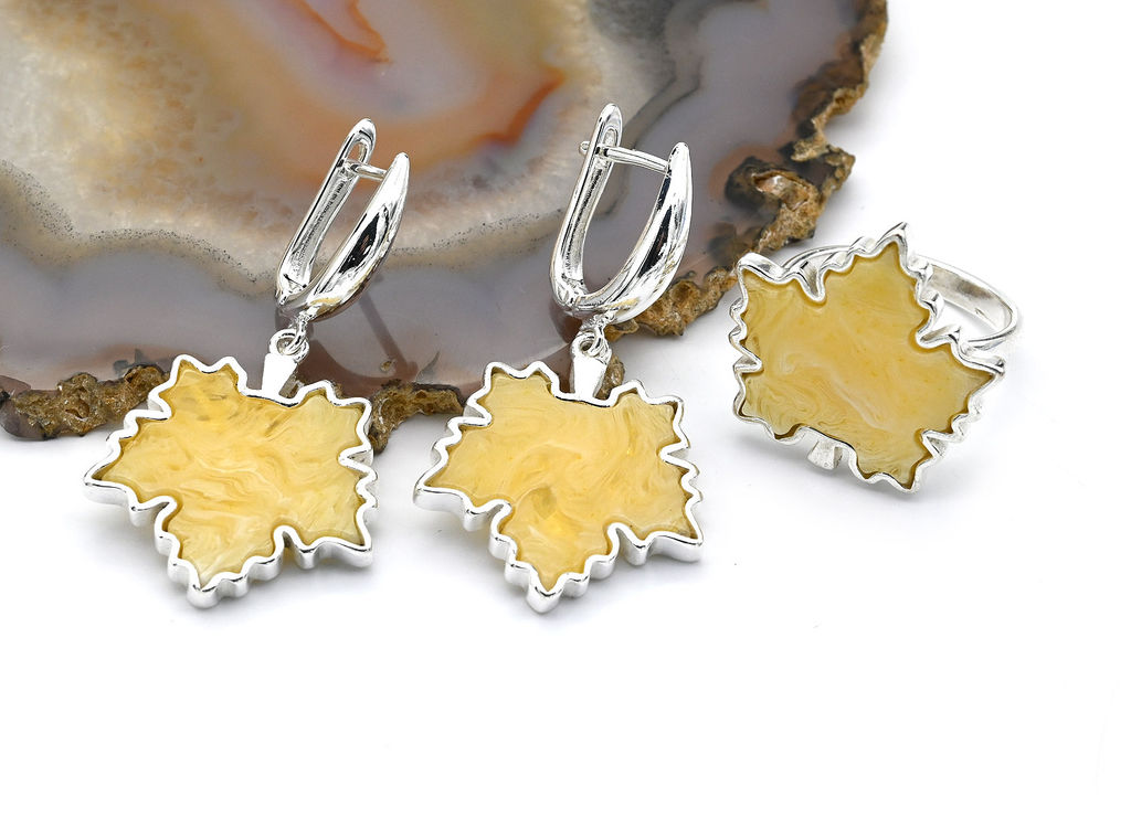 Серьги Кленовый лист с кольцом янтарь в посеребрении 22*24мм цв.молочный, 7,4г