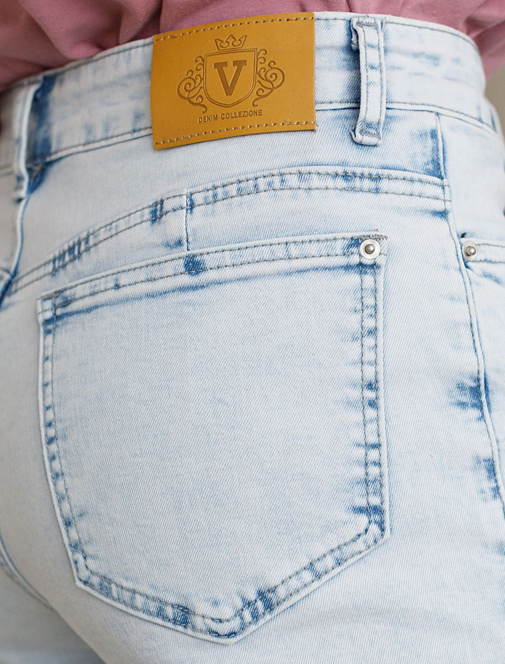 Укороченные джинсы c декоративной стиркой из эластичного плотного денима - Vilatte фото 3