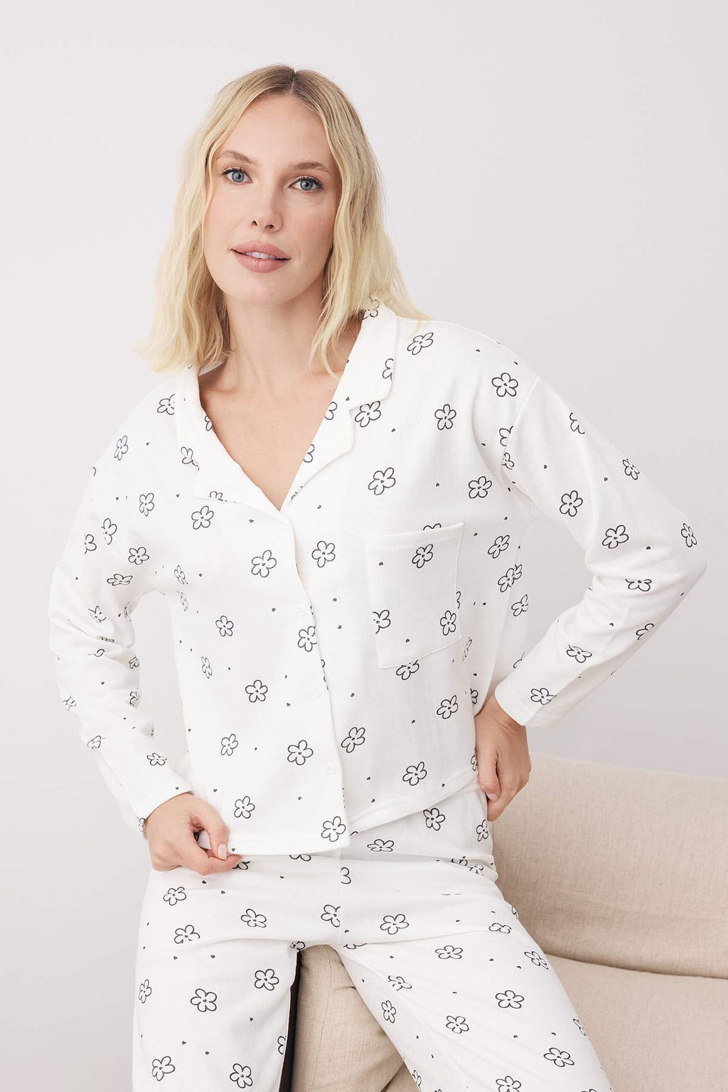 Beyaz Pamuklu Cicekli Kalpli Cep Detayl? Orme Pijama Tak?m? THMAW25PT00227
