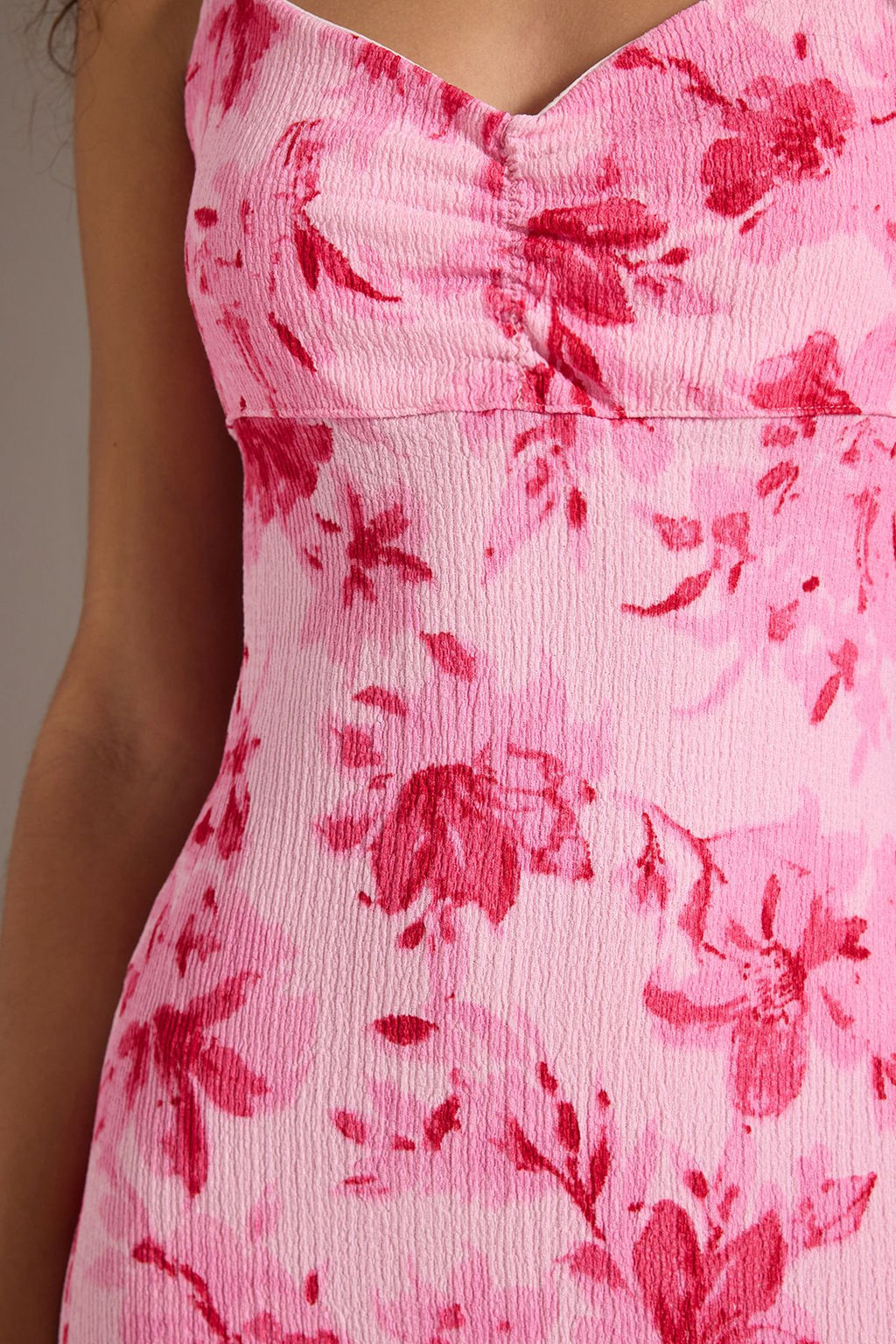 TRENDYOLMILLA Pembe Cicek Bask?l? Ask?l? V Yaka Buzgulu Vucuda Oturan Esnek Maxi Orme Elbise TWOSS25EL00474  фото 3