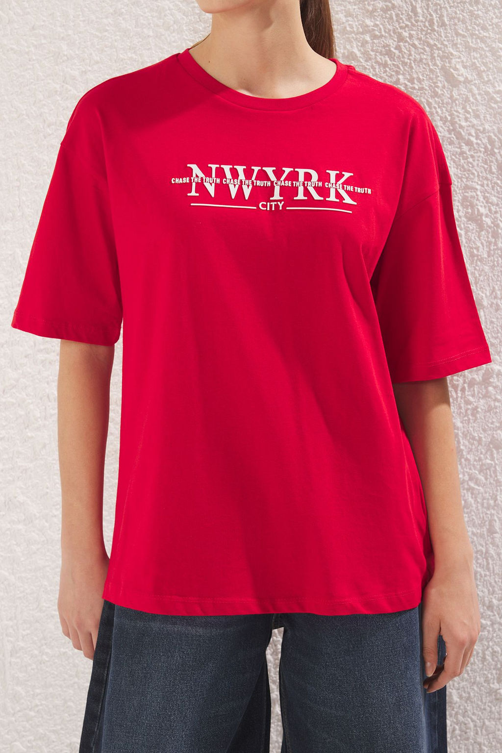 TRENDYOLMILLA K?rm?z? %100 Pamuk Oversize/Genis Kal?p Yuksek Bask?l? Orme T-Shirt TWOSS25TS00083  фото 4