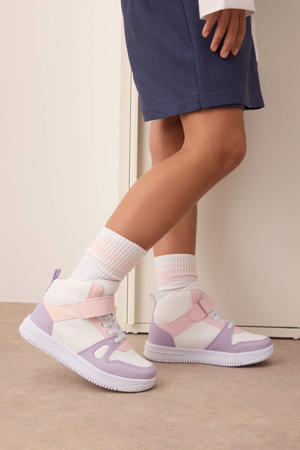 Renk Bloklu C?rt Bantl? ve Bagc?kl? Buyuk/Kucuk K?z Cocuk Kids Spor Ayakkab?
TAKAW26SN00019 - Trendyolmilla фото 3