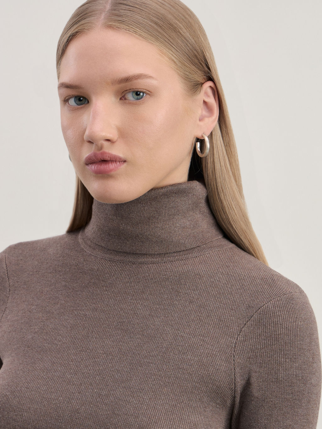 Джемпер с высоким воротником в риб / Zarina  фото 6