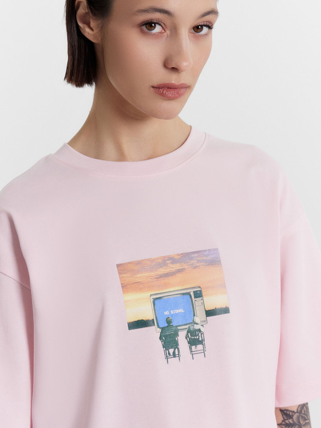 Футболка женская с принтом и надписью "wings of courage"