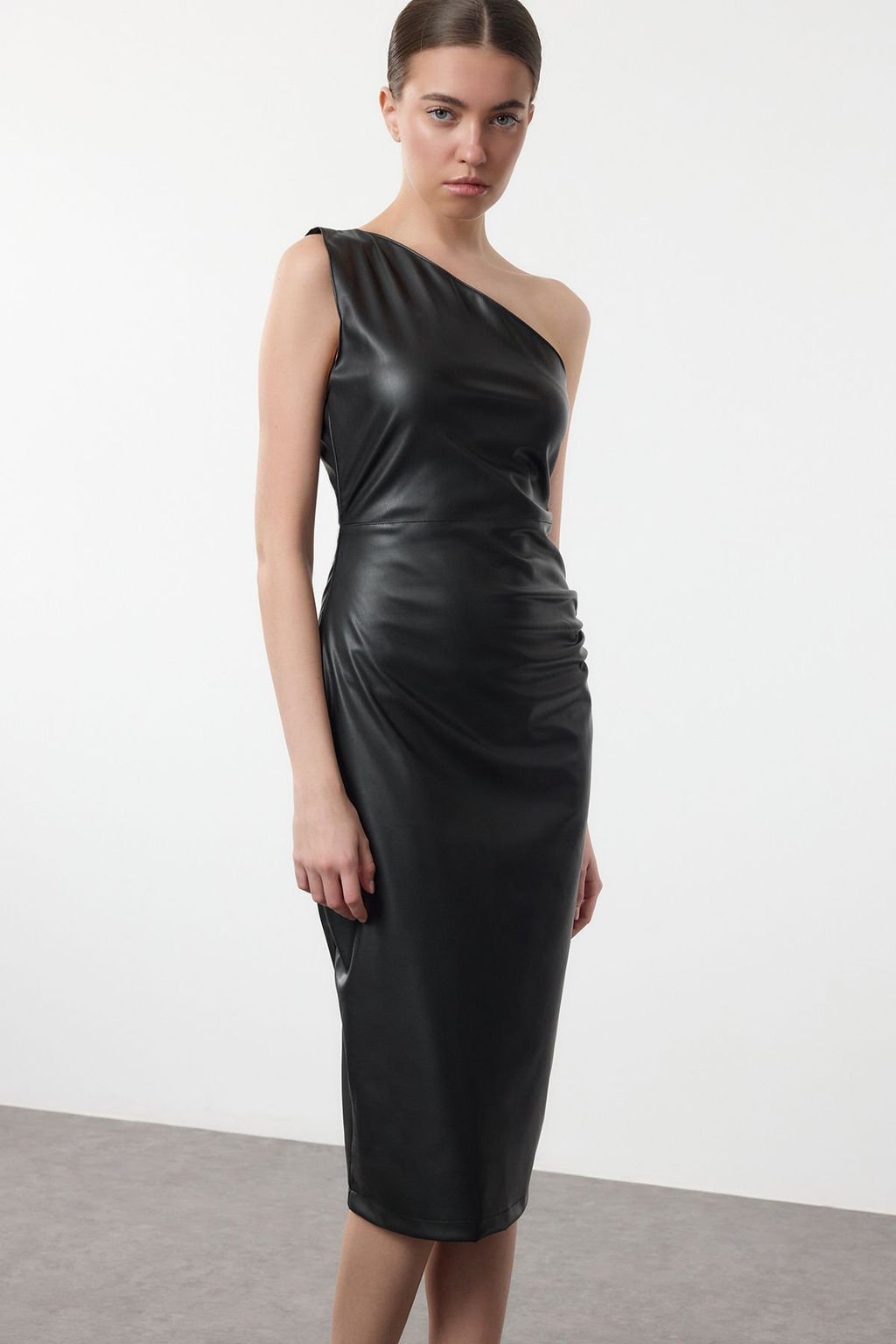 Siyah Duz Buzgulu Midi Buzgu/Drape Detayl? Tek Kol Bodycone/Vucuda Oturan Orme Elbise TWOAW25EL00225