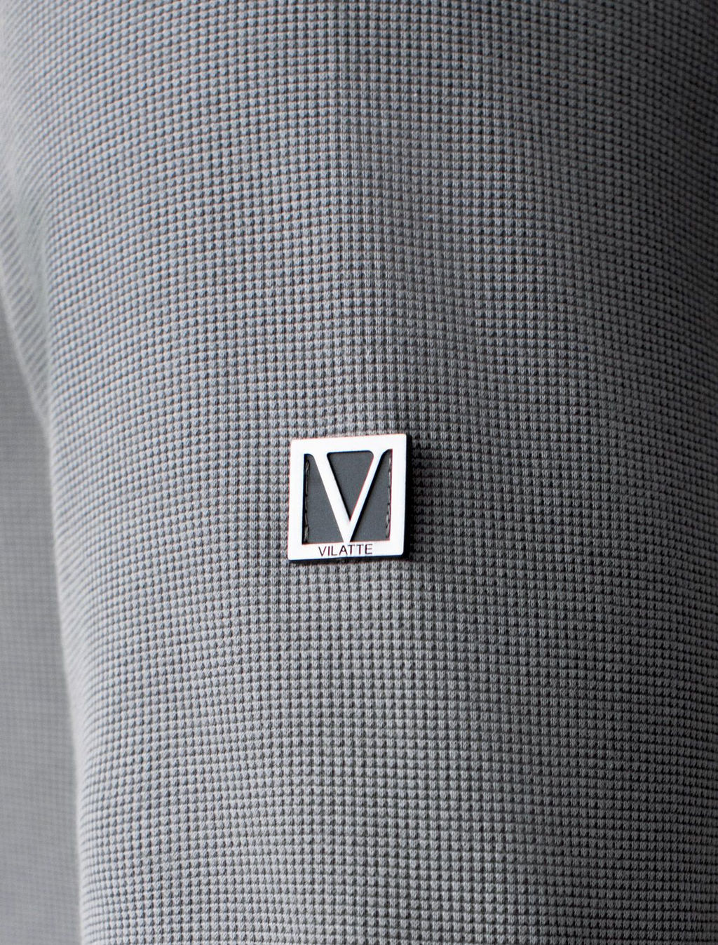 Лонгслив из фактурного трикотажа с плетеным воротником поло с застежкой на пуговицы - Vilatte фото 4