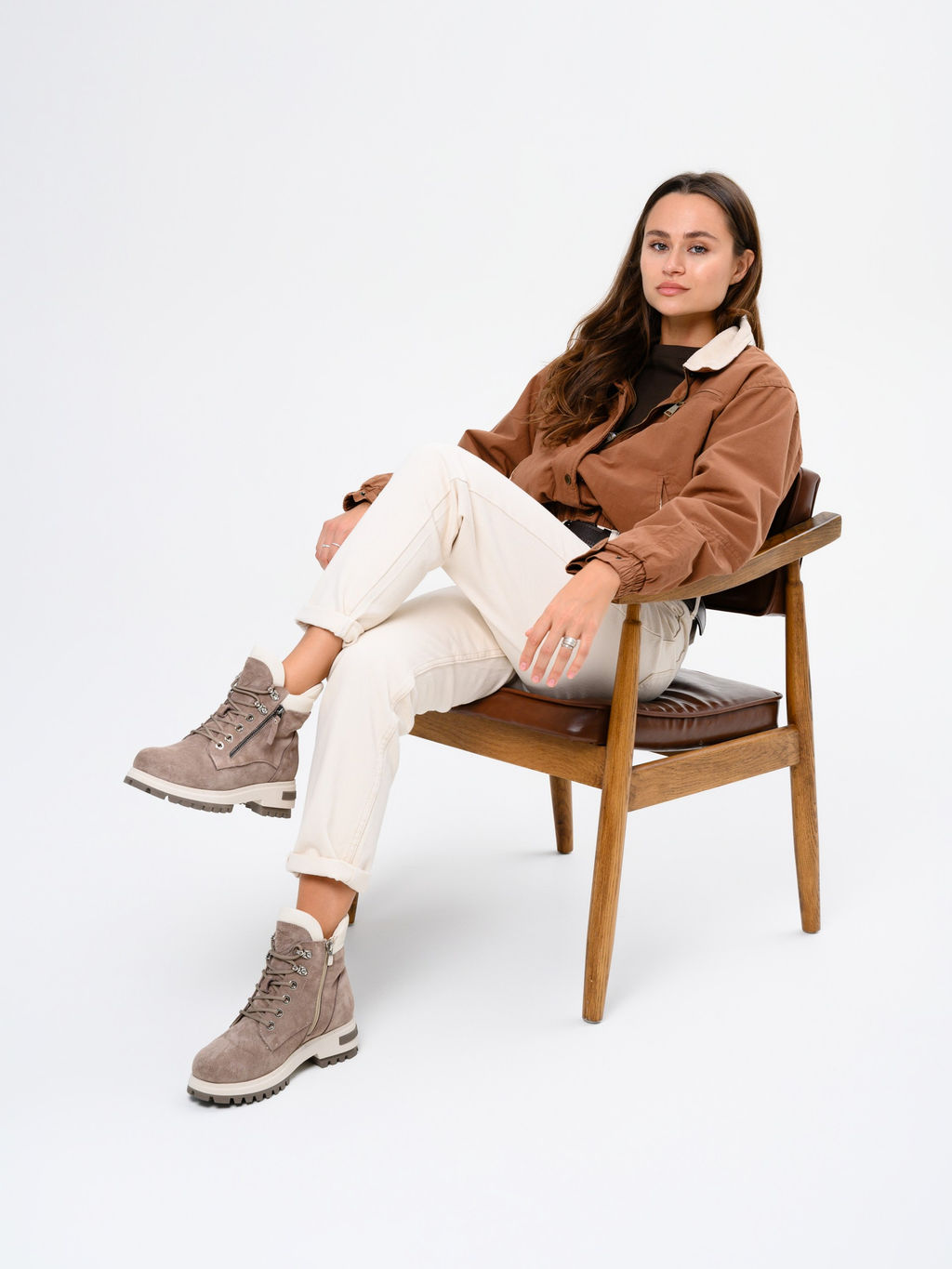 Ботинки 261.uno9br.Капучино замша+бежевый/мех