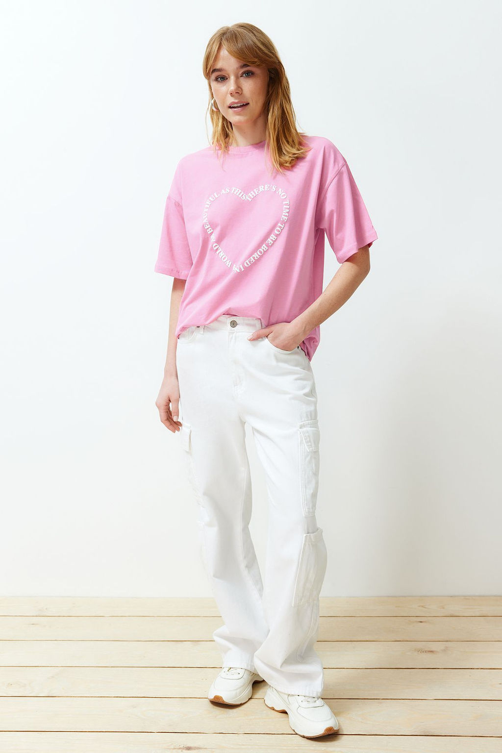 TRENDYOLMILLA Beyaz %100 Pamuk Kalp Slogan Bask?l? Oversize/Rahat Kesim Orme T-Shirt TWOSS24TS00139 фото 2