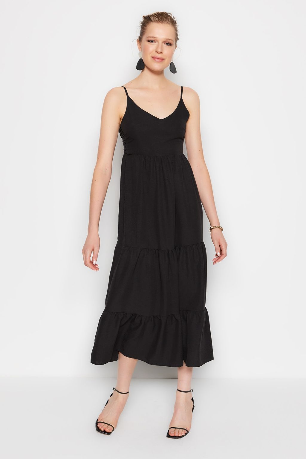 Siyah Etegi Volanl? S?rt Baglama Detayl? Ask?l? Maxi Dokuma Elbise TWOSS23EL00027