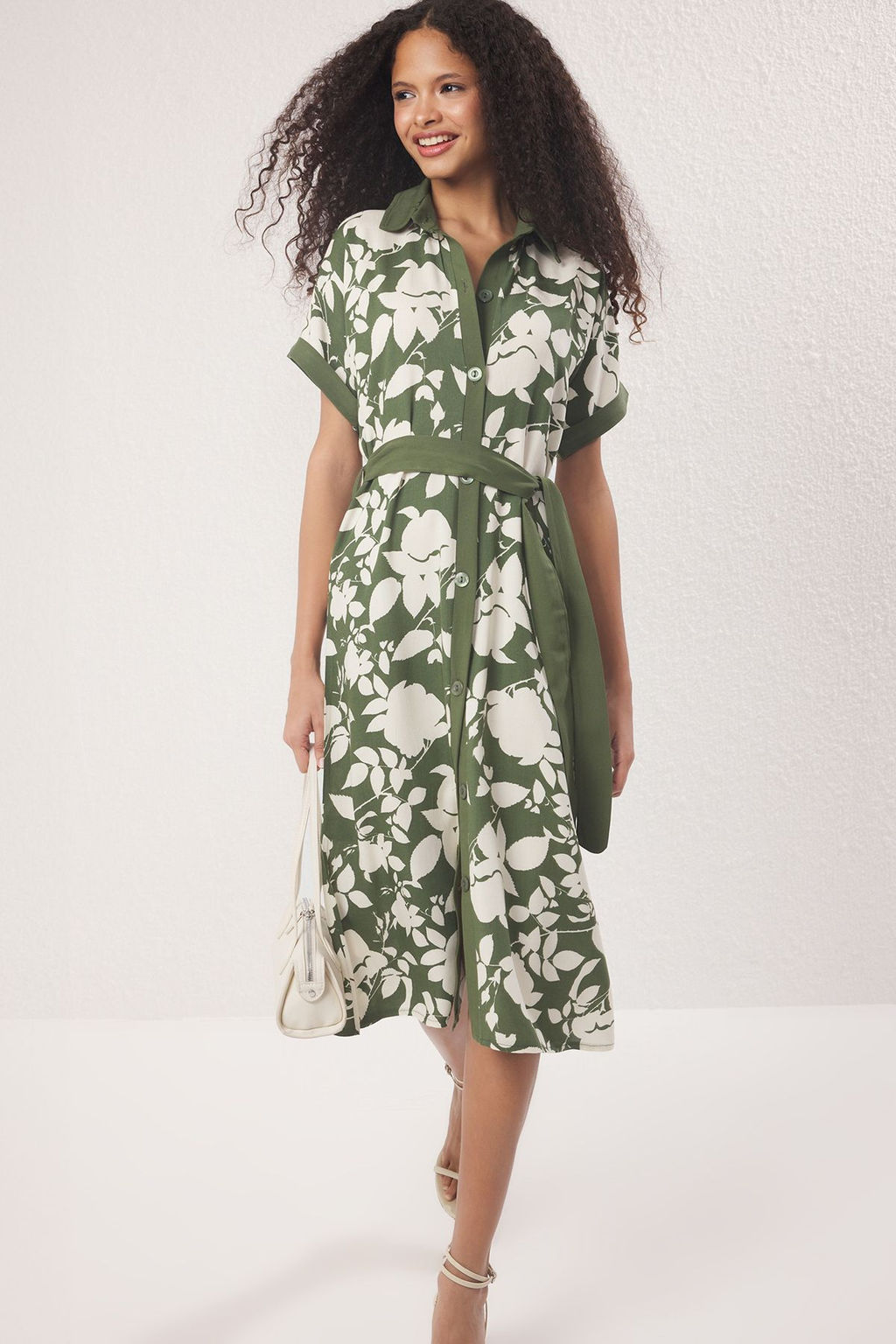 Yesil Cicekli Midi Viskon Dokuma Gomlek Elbise TWOSS25EL00391