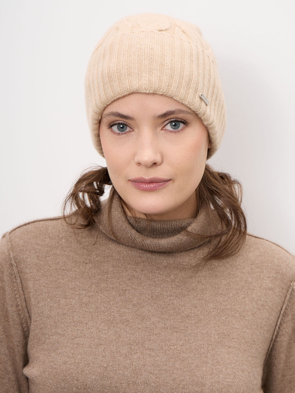 Шапка из кашемира 04343 бежевая