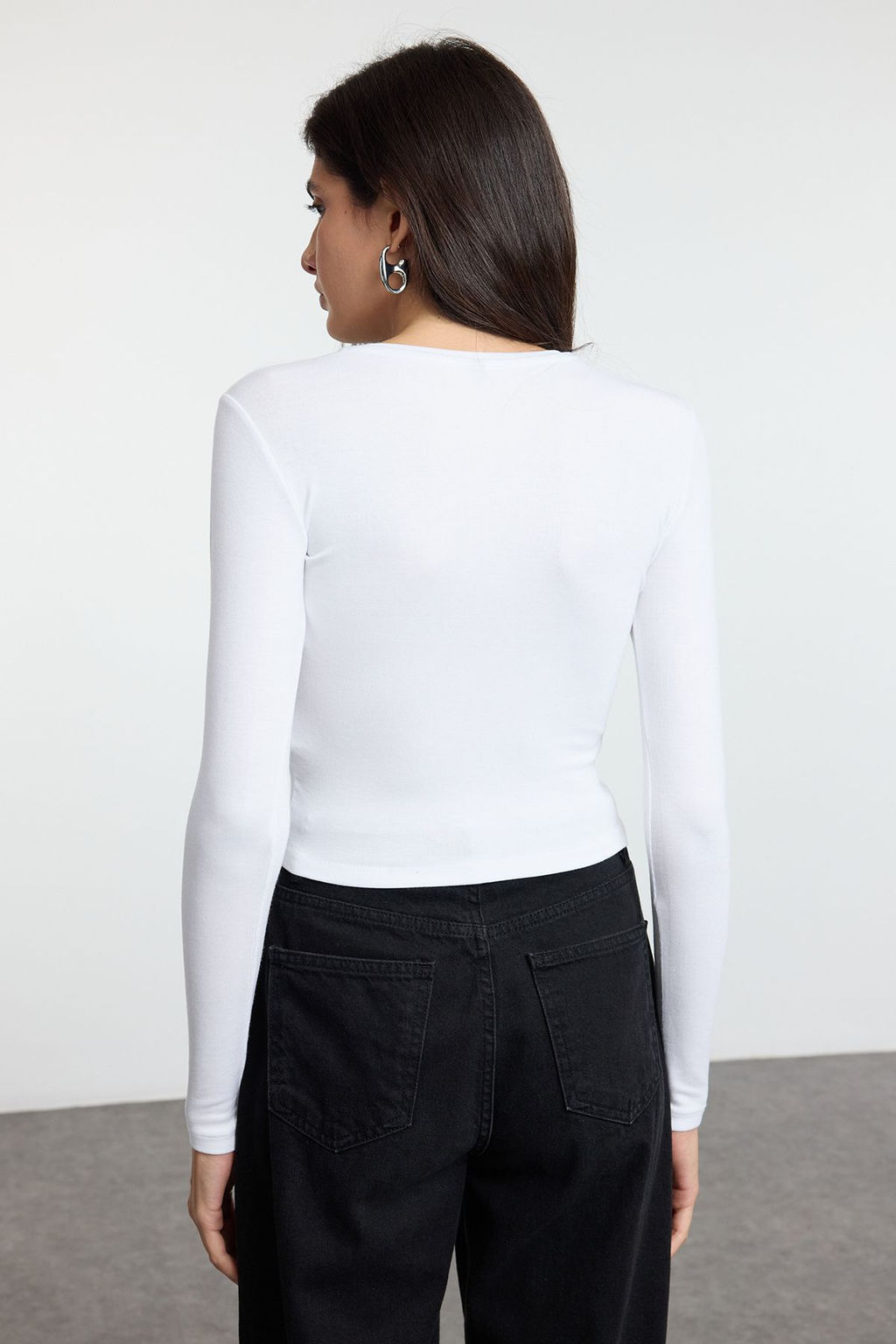 Beyaz Nak?sl? Premium Viskon Bisiklet Yaka Crop Esnek Orme Bluz TWOAW24BZ00116