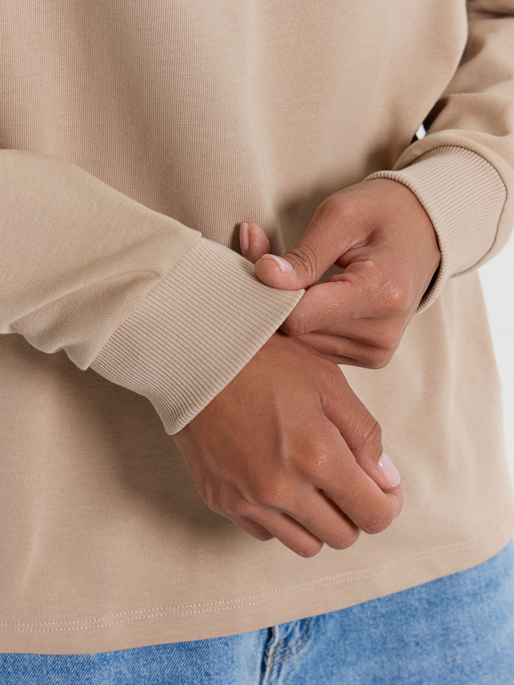 Джемпер женский пыльно-бежевый с печатью