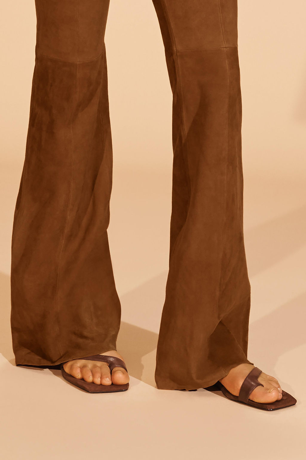 LIMITED EDITION LEATHER SUEDE FLARE TROUSERS - Zara фото 4