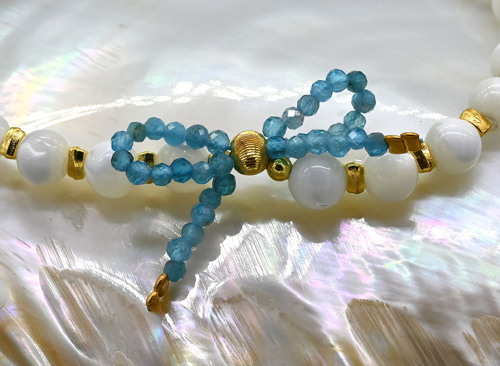 Браслет с шариками из перламутра бантик из апатита, 17см