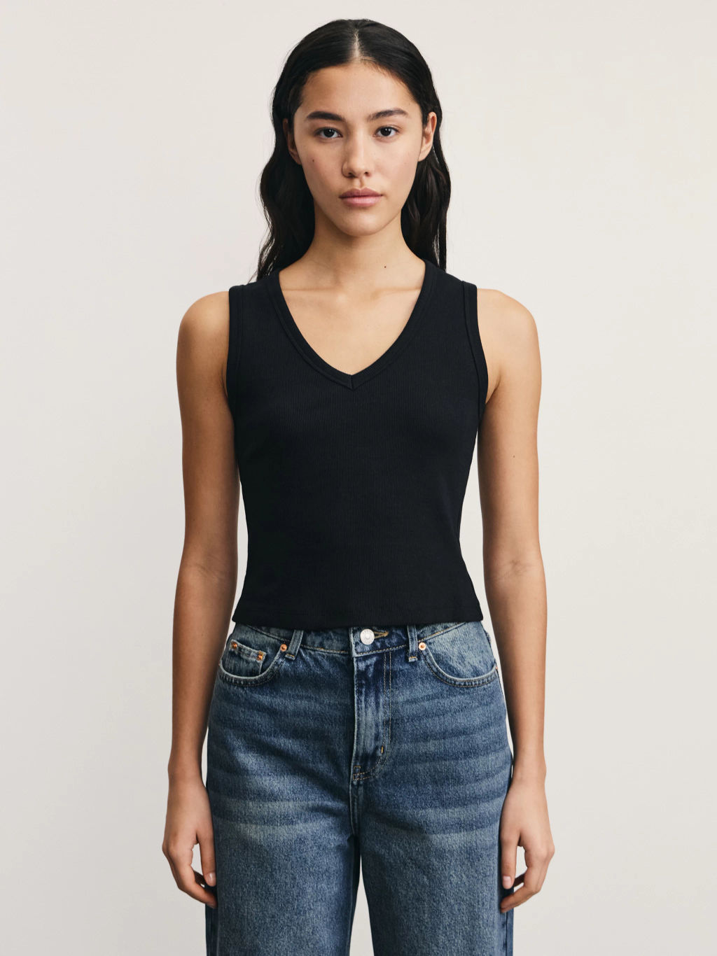 Укороченный топ в рубчик с V-образным вырезом / Zarina  фото 3