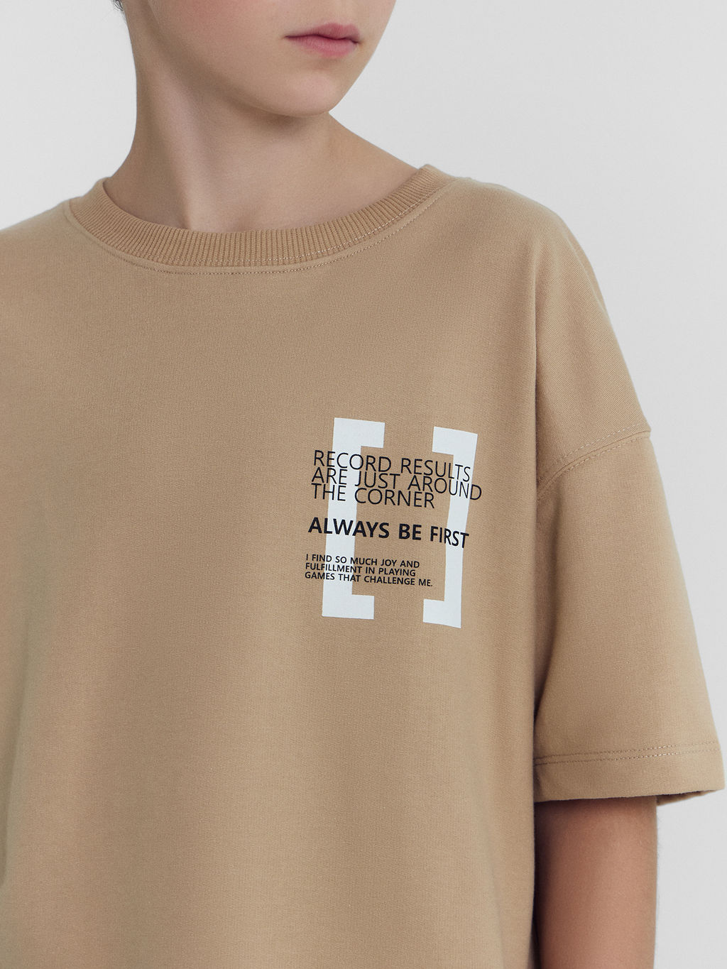 Комплект для мальчиков (футболка, шорты) бежевый с печатью - Mark formelle фото 5