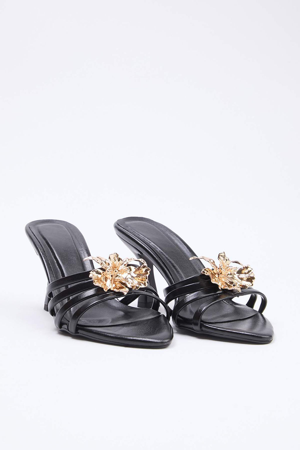 Siyah Aksesuarl? 7,5 cm Kad?n Klasik Topuklu Ayakkab? TAKSS26TO00060